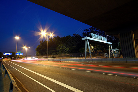 夜间在香港高速公路上进行交通通道蓝色黑暗旅行建造城市行人照明天桥立交桥图片