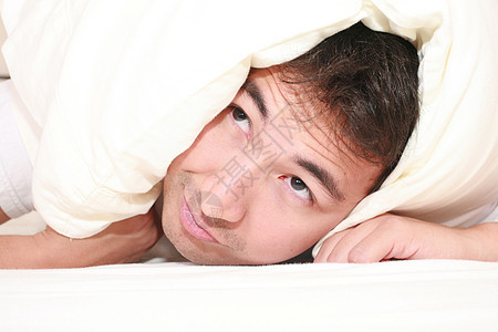男人想用枕头顶着头睡觉 靠近水边图片