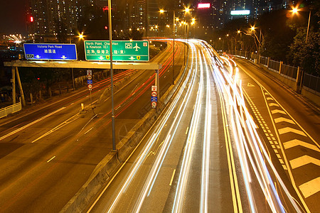 夜间通过香港市中心进行交通往来公共汽车市中心运动街道场景旅行运输城市商业速度图片