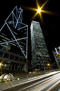 夜间通过香港市中心进行交通往来建筑速度运输蓝色街道驾驶线条公共汽车商业旅行图片