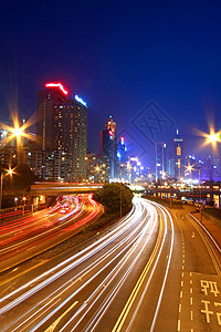 夜间通过香港市中心进行交通往来驾驶蓝色街道旅行速度公共汽车景观建筑商业辉光图片