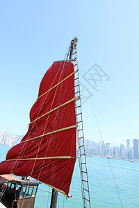 香港港港沿岸的垃圾船旗观光中心血管旅行港口顶峰运输帆船蓝色天空图片