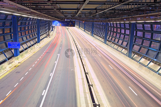 夜间在香港的隧道交通堵塞行人立交桥街道车道蓝色通道运输景观人行道商业图片