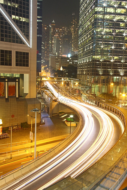 夜间通过香港市中心进行交通往来人行道运输通道景观旅行照明天桥地标建筑车道图片