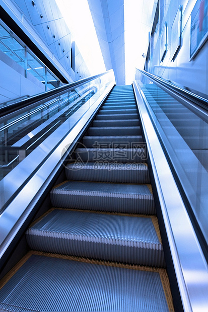 向天堂移动扶梯的概念蓝色人行道自动扶梯中心运输金属大厅办公室通道速度图片