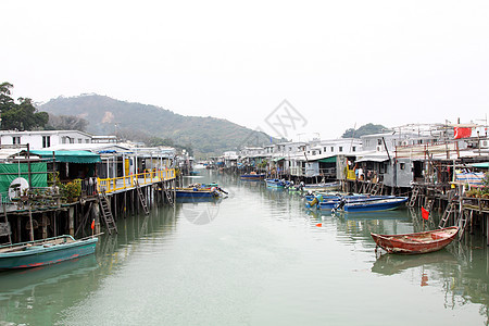 香港Tai O渔业村场景爬坡道村庄蓝色旅行天空木头住宅房子窝棚图片