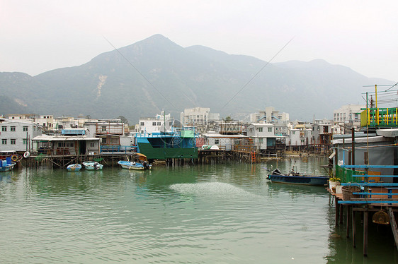 香港Tai O渔业村蓝色爬坡道村庄钓鱼木头窝棚天空旅行棚户区房子图片