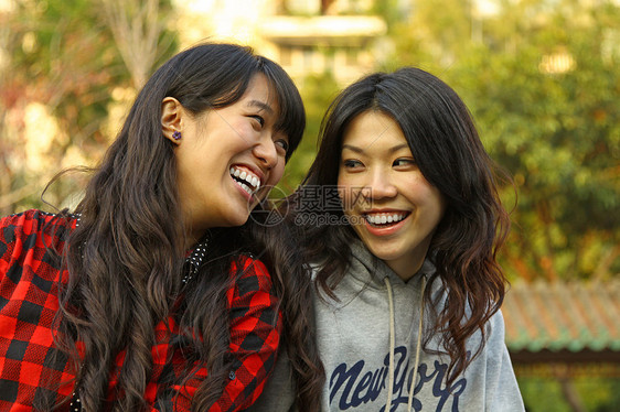 亚裔妇女永远展现友情的爱意图片