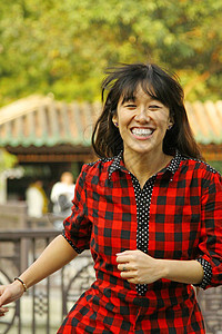 亚洲妇女带着笑容奔跑图片