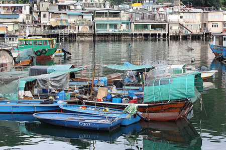 Lei Yu Mun 与香港许多渔船一起观望图片