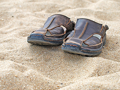 鞋子在沙滩上背景图片