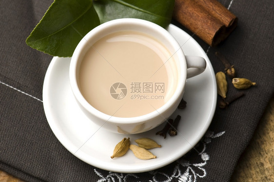 马萨拉沙伊肉桂红茶叶子茶杯粉红色玻璃杯小豆蔻树叶香菜时间图片