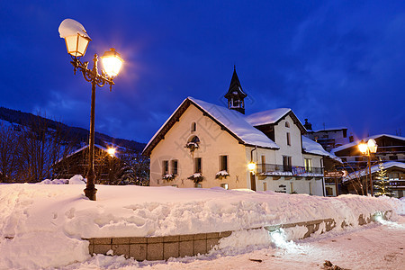 夜间法国阿尔卑斯山的滑雪度假胜地图片