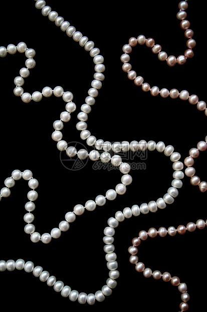 黑色丝绸上的白珍珠和粉红珍珠细绳光泽度粉色珠子首饰手镯珠宝礼物白色天鹅绒图片