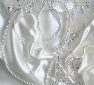 白珍珠和白丝上的蜜蜂珠子细绳礼物宝石丝绸魅力象牙珠宝女性化珍珠图片
