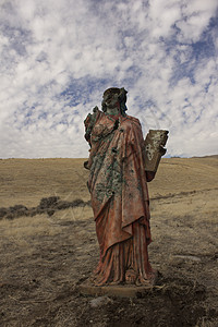 一个无处可逃的死灰复燃的宗教雕像女孩上帝蓝天女士蓝色草地红色礼服黄色图片