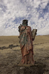一个无处可逃的死灰复燃的宗教雕像蓝色草地女士礼服女孩蓝天红色上帝黄色图片