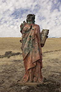 一个无处可逃的死灰复燃的宗教雕像女孩礼服红色草地黄色女士蓝色上帝蓝天图片