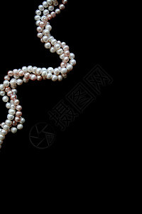 黑色天鹅绒上的白珍珠和粉红珍珠丝绸女性化宝藏细绳奢华珠子展示项链珠宝手镯图片