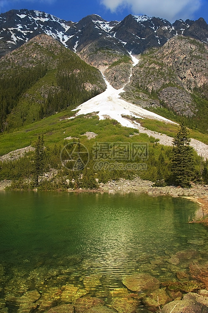 Sabwatcha峡谷的emerald湖图片