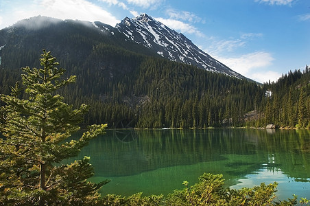 emerald湖风景瀑布岩石冷水天气公园叶子反射峡谷森林图片