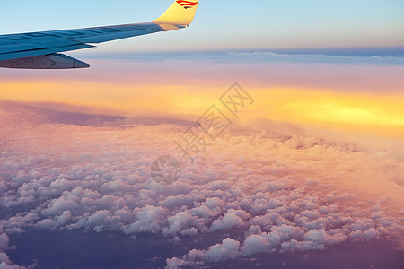 在云中从飞机窗口查看 Name地球航班天气天空蓝色地平线城市场景空气旅行图片