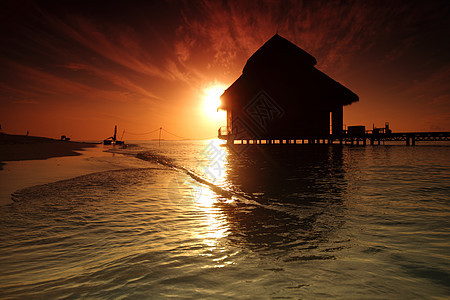 日落在海中季节热带天气天空阳光旅行反射地平线场景太阳图片