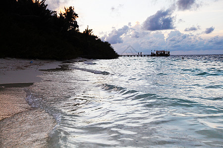 日落在海中太阳季节金子天空假期海浪海洋海滩地平线反射图片