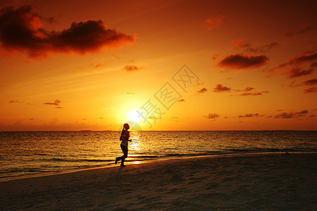 妇女逃亡日落支撑闲暇海洋天空女性慢跑慢跑者自由阳光图片