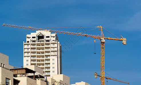 正在建造的起吊机和公寓楼大楼图片