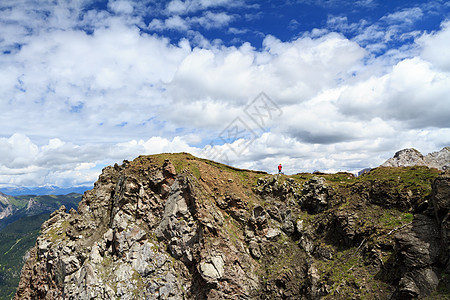 山脊蓝色运动游客首脑背包途径旅行远足石头闲暇图片