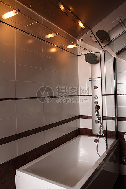 现代洗手间镜子洗澡配件地面奢华淋浴反思房间软管建筑图片