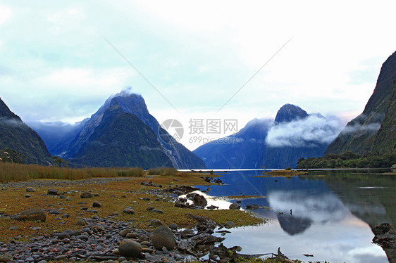 密尔福德音响新西兰游客蓝色荒野环境顶峰反射水池海洋地标爬坡图片