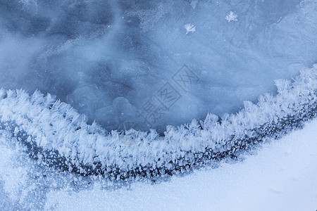 秋叶雪霜冰冻湖冰柱编织蓝色水晶雪花背景