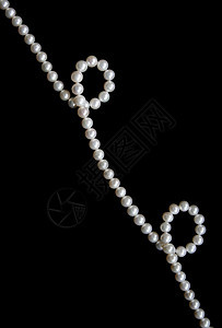 黑色天鹅绒背景上的白珍珠珍珠珠子魅力宝石光泽度细绳项链丝绸女性化白色背景图片