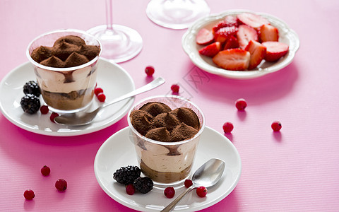 粉色盘子芝士蛋糕和水果食物巧克力杯子糕点奶油勺子棕色甜点粉色黑色背景