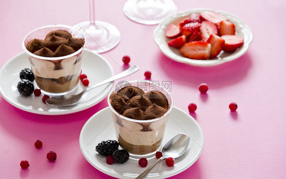 芝士蛋糕和水果食物巧克力杯子糕点奶油勺子棕色甜点粉色黑色图片