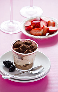 新鲜芝士蛋糕和草莓盘子粉色杯子巧克力甜点红色勺子食物奶油黑色图片