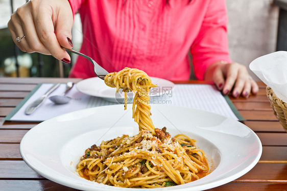 叉子上的意大利面条午餐草药牛肉食物香肠叶子女士香料盘子图片