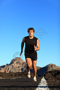 正在运行的男性跑者运动员身体跑步者工作沙漠蓝色运动锻炼速度天空图片