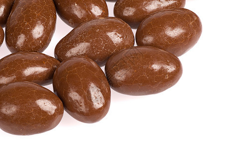 巧克力杏仁涂层零食小吃糖果水平坚果棕色背景图片