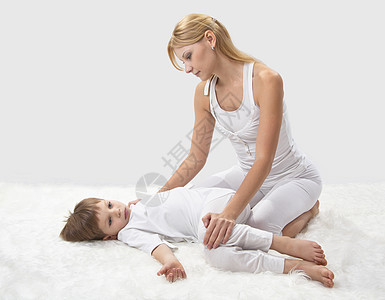 母亲和儿子睡前做瑜伽喜悦童年女士运动婴儿女性父母妈妈头发男生图片
