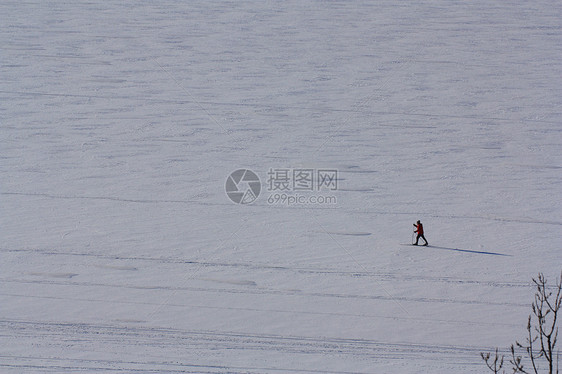 享受在渥太华河上跨国滑雪的一天图片