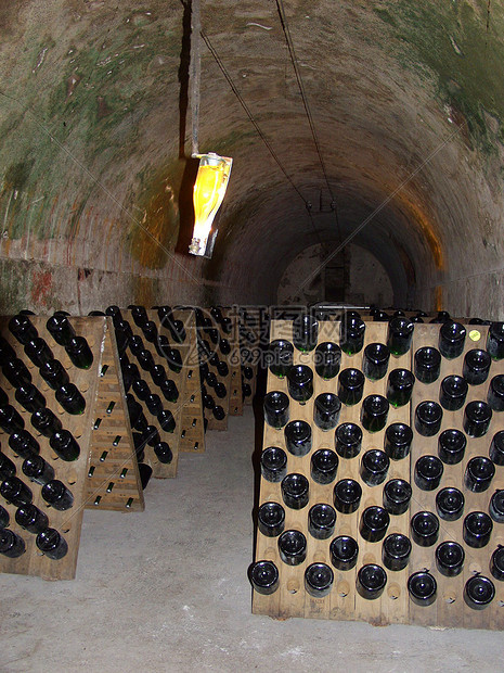 在香槟生产者的地窖里图片