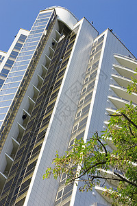 现代住宅楼房地面摩天大楼蓝色天空财产金属合金玻璃铁轨反射图片