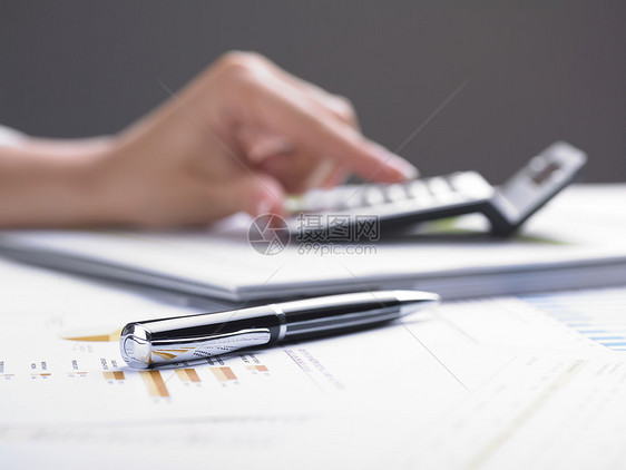 数据分析财务金融宏观工作家庭计算器手指商业统计文书图片