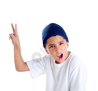 蓝顶蓝帽子男孩的胜利手势画像图片