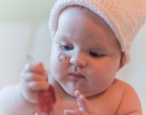 戴帽子的婴儿孩子童年女性花环孩子们婴儿期情感男生乐趣金发图片