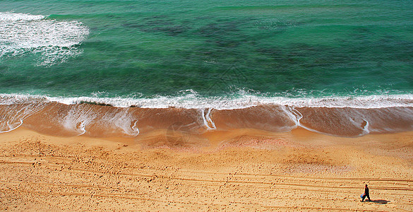 地中海海的海滩上有全景观图片