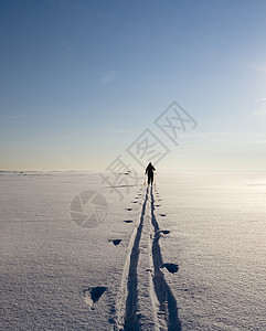 冬季风景人行道滑雪阳光山峰蓝色孤独首脑十字形太阳天空图片